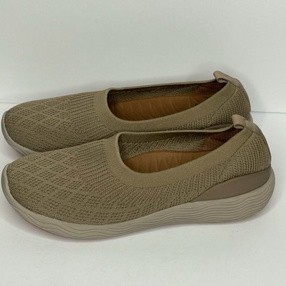 Baretraps Tan Slip On Sneaker Walking Shoes New - Picture 1 of 4